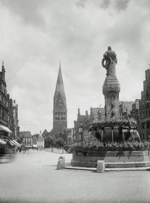 Lüneburg, Blick auf die Johanniskirche : Lüneburg. Am Sande mit Sülfmeisterbrunnen (K. Gundelach). Blick nach Ostsüdosten gegen den Turm der Johanniskirche