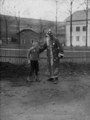 Weihnachtsmann und Junge an der Bahnhofstraße
