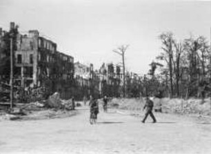 Straßenszene im zerstörten Berlin