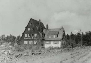 Zinnwald-Georgenfeld, Hochmoorweg 28. Berghotel und Restaurant "Lugstein-Baude"