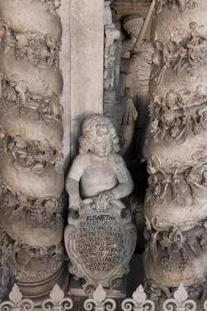 Grabmal für Fürst Georg Friedrich von Waldeck (1620-1692) — Erstes Geschoss mit Sarkophagnische — Schildhaltender Putto