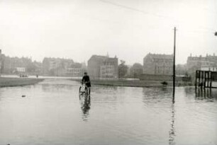 Leipzig-Hochwasser, Fiedrich-Ebert-Str., Ecke Käthe-Kollwitz-Str., 13.7.54, 11:50 Uhr