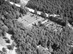 Dresden-Neustadt, Marienallee. Sowjetischer Ehrenfriedhof (angelegt 1945). Luftbild-Schrägaufnahme nach Südnorden