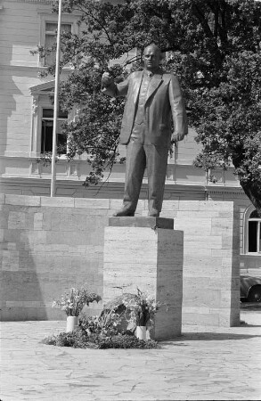 Thälmanndenkmal : Thälmanndenkmal. Bronze; Höhe 170 cm (Statue) (1958; W. Arnold). Weimar, Platz der 51.000