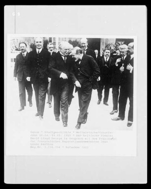 Genua, Weltwirtschaftskonferenz 10. 4. bis 19. 5. 1922 : Der britische Premier David Lloyd George im Gespräch mit dem Präsidenten der französischen Reparationskommission Jean Louis Barthou