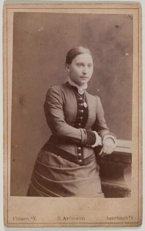 Porträt einer jungen Frau, aufgenommen in Plauen, Oberer Graben 19