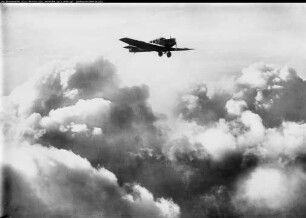 Flugzeug: F 13 über Wolken