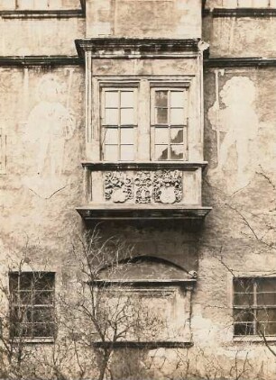 Glauchau, Schloss Hinterglauchau, Erker flankiert von Landsknechtsfiguren an der Vorderfront