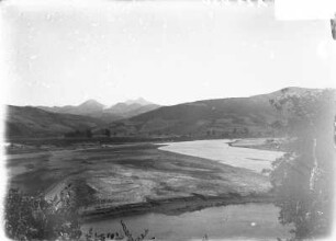 Landschaft : Blick über eine Landschaft an einem Fluss mit Gebirge im Hintergrund
