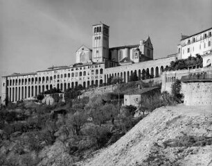 Assisi. Stadtteilansicht mit San Francesco (1228-1253)