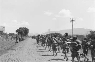 Italienische Kolonialsoldaten : Italienische Kolonialsoldaten auf einer Landstraße