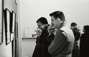Besucher in der Saul Steinberg-Ausstellung, Betty Parson Gallery