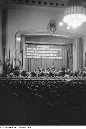 Blick auf die Bühne während des Auftritts eines Sinfonie-Orchesters bei einer Festveranstaltung