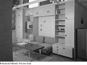 Anbauwand : Wohnzimmermöbel. Anbauwand (1976; VEB Möbelkombinat "neuzera" Rathenow) mit Couchtisch und Zweisitzer