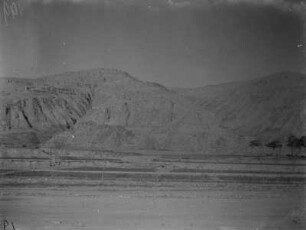 Bergkette : Eine Bergkette mit Erosionsspuren