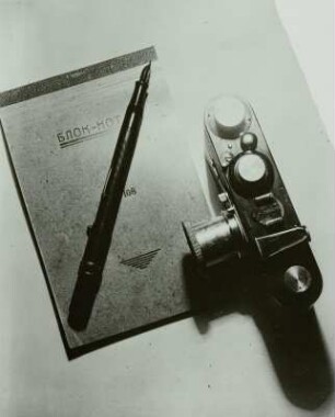 Leica-Kamera und Notizblock, 1930