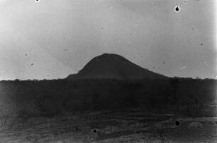 Der Katukutu-Berg : Blick auf den abgerundeten Katukutu-Berges.