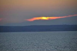 Peloponnes - Sonnenaufgang : Sonnenaufgang über dem Küstengebirge der Halbinsel Peloponnes, aufgenommen am 28. Juni 2010
