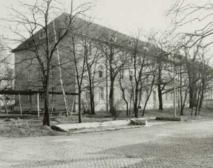 Dresden-Neustadt, Tannenstraße / östlich Hans-Oster-Straße. Ehemalige Kaserne der Sowjetarmee. Dienst- oder Unterkunftsgebäude