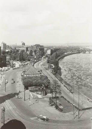 Dresden. Blick vom Ständehaus über Italienisches Dörfchen und Terrassenufer nach Westen