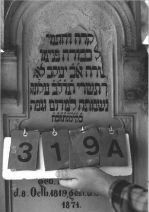 Grabstein 319 (Index: 100106819) Material: Sandstein Zustand: stark verwittert, abblätternd, Seitenfiale links fehlt Maße HxBxT: 194x67x15 cm Beschreibung: Stele, getreppter Abschluß, Seitenfialen (links fehlt), Schriftfeld eingetieft mit horizontal eingezogenem Kielbogenabschluß, Halbpilaster, getreppter Sockel: Grabstein 319A
