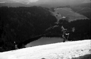 Feldberg: Letzte Skifahrer (Hintergrund Feldsee); am Hang zum Feldsee