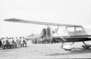 Freiburg: Flugplatz; hinter Tragfläche einer Cessna auf Festveranstaltung