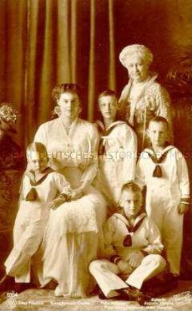 Auguste Viktoria und Kronprinzessin Cecilie mit ihren vier Söhnen