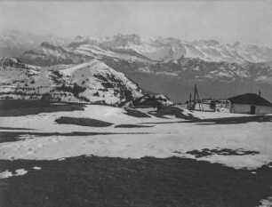 Schneebedeckte Berge : Panoramablick auf eine schneebedeckte Berglandschaft mit zwei Berghütten