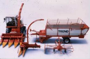 Fotografie: Futtererntetechnik, Grassilage, Feldhäcksler angebaut, Systemtraktor, Maishäcksler angebaut, Ladewagen