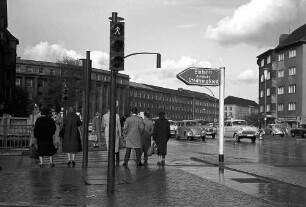 Berlin: Verkehr am S-Bahnhof; Hohenzollerndamm