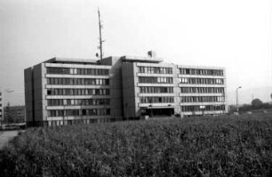 Freiburg: Neubau Polizeipräsidium; Vorderfront; hinten Maisfeld