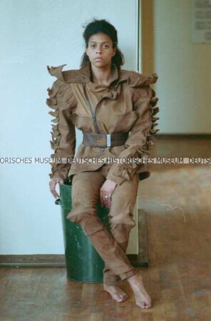 Modell in hellbrauner Lederhose und -jacke der Designergruppe Allerleirauh