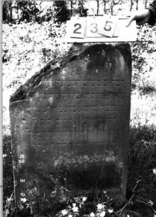 Grabstein 235 (Index: 99791580) Material: Sandstein Zustand: verwittert mit Textverlust, Teil der Stele unter Textverlust weggebrochen Maße HxBxT: 91x60x12 cm Beschreibung: Stele, Schriftfeld eingetieft: Grabstein 235