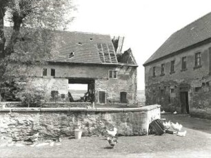 Remse-Kleinchursdorf, Forststraße 13? Bauernhof (E. 18. Jahrhundert). Desolate Scheune und Wohnstallhaus, Hofansicht