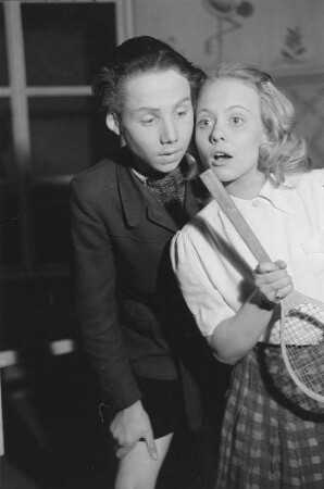 Szenenbilder aus dem Stück "Pünktchen und Anton" von Erich Kästner, aufgeführt bei einem Gastspiel in der Jugendbühne in der Scala in Berlin