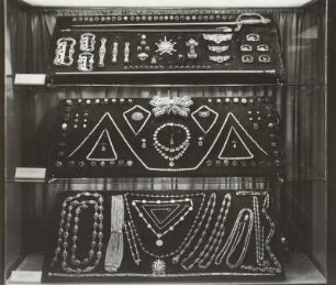 Vitrine 36: oben: Saphir-Garnitur, Mitte: Brillant- und Perlengarnitur & unten: Hals- und Gürtelketten des 16. und 17. Jhs.