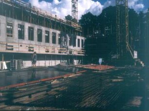 Baustelle Sächsische Landesbibliothek - Staats- und Universitätsbibliothek Dresden, Zentralbibliothek. Rohbau, Zentraler Lesesaal (Ebene -2) und Nordriegel von Südwest : Dresden-Räcknitz, Zellescher Weg 18. Baustelle Sächsische Landesbibliothek - Staats- und Universitätsbibliothek Dresden, Zentralbibliothek. Rohbau, Zentraler Lesesaal (Ebene -2) und Nordriegel von Südwest