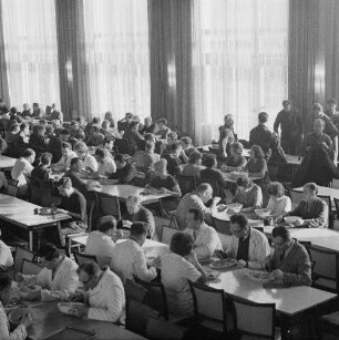 Dresden-Übigau, Overbeckstraße 48. VEB Transformatoren- und Röntgenwerk Dresden. Speisesaal