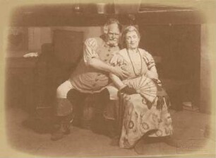 Walther Kottenkamp als Falstaff und Stella David als Frau Hurtig in "Die lustigen Weiber von Windsor" von William Shakespeare. Dresden: Schauspielhaus, 03.10.1929