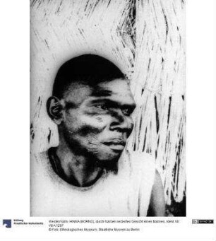 HINNA (BORNO), durch Narben verziertes Gesicht eines Mannes