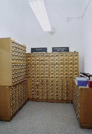Sächsische Landesbibliothek - Staats- und Universitätsbibliothek Dresden. Zentralbibliothek (ehem. Landesbibliothek). 1. Obergeschoss. Abteilung Information, Auskunft, Systematischer Katalog (Bereich Fotografie) und Katalog der Zeitschriftenaufsätze 1974-1990 : Dresden-Neustadt, Marienallee 12. Sächsische Landesbibliothek - Staats- und Universitätsbibliothek Dresden. Zentralbibliothek (ehem. Landesbibliothek). 1. Obergeschoss. Abteilung Information, Auskunft, Systematischer Katalog (Bereich Fotografie) und Katalog der Zeitschriftenaufsätze 1974-1990