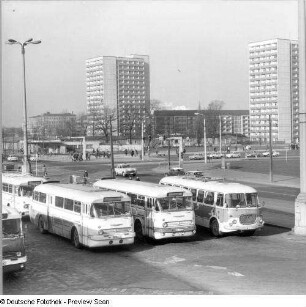 Appartementhochhaus : Busbahnhof. Blick gegen Appartementhochhäuser, Wiener Platz