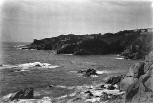 Felsenküste : Blick auf eine Felsenküste mit Gebäuden.
