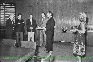 Verleihung des Großen Verdienstkreuzes der Bundesrepublik Deutschland an Dr. Rudolf Harde (Vorstandsvorsitzender des Kernforschungszentrums Karlsruhe (KfK)) am Kernforschungszentrum Karlsruhe (KfK)