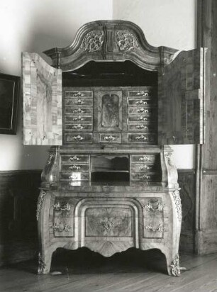 Schreibschrank (geöffnet). Kiefer, Erle, nussbaumfurniert, Palisander, geschnitzt, Messing, Spiegelglas, facettiert; 221 x 123 x 77 cm, um 1750