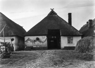 Haus mit Reetdach : Ansicht eines Fischerhauses mit Reetdach im nicht mehr existierenden Dorf Kepa (Kamp) bei Trzebiatow, rechts davor ein Heuschober.