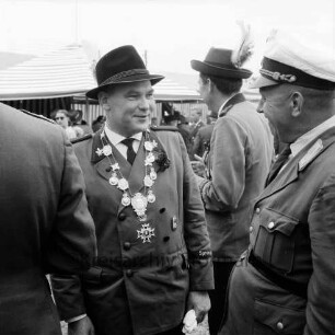 Volks- und Schützenfest: Schützenverein Sprenge und Umgebung e.V.: Festplatz: Schützenkönig Hermann Kohnke, Eichede: im Hintergrund Festzelt