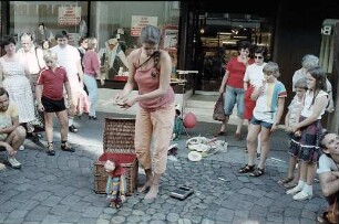 Freiburg i. Br.: Marionettenspielerin in der Rathausgasse
