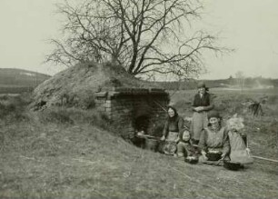 Groß Wasserburg, Frauen beim Backen von Osterkuchen am Backofen